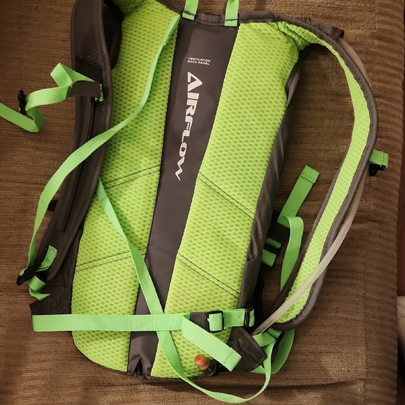 High Sierra Gray and Green Backpack  Hydration Pack 2L Visalia 9 Back - Picture 2 of 8